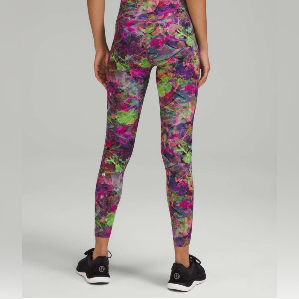 Lululemon Wunder Train High-Rise Tight 25"
Vivid Floral Tone Multi Size 4 - Picture 3 of 12